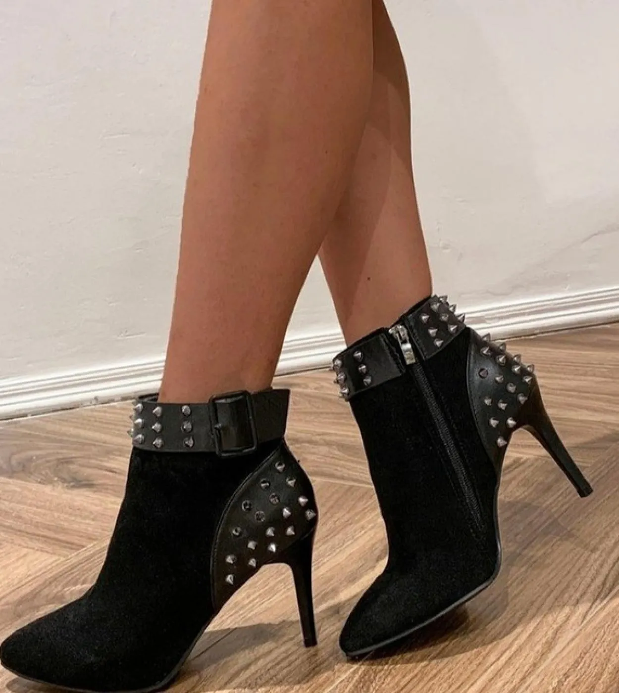 2022 Stivali con tacchi alti sottili Décolleté da donna Calde scarpe autunno inverno Donna Fashion Rivetto Stivaletti con punta