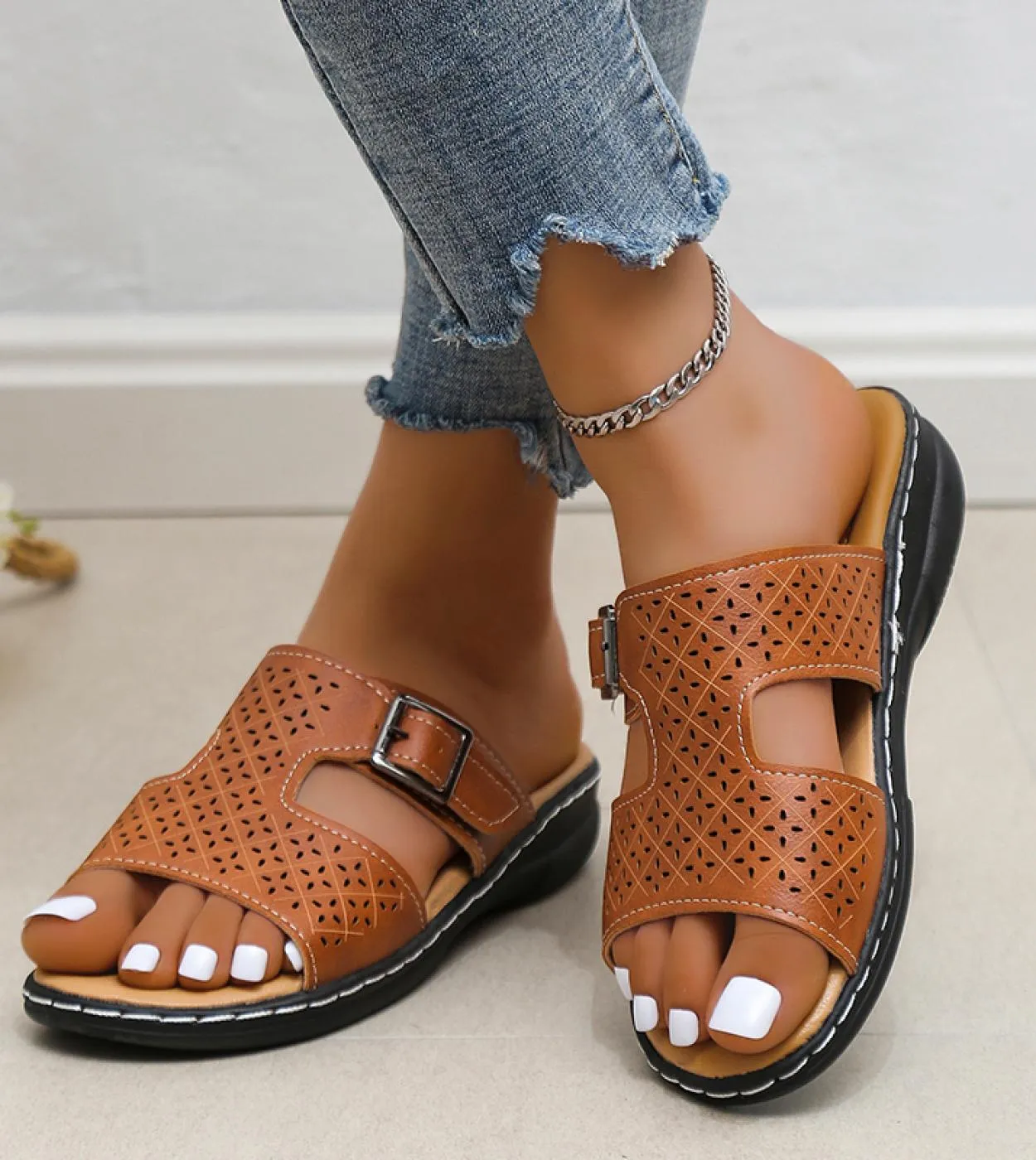 2023 Pantofole con zeppa estive Scarpe da donna Sandali da passeggio con piattaforma con fibbia alla moda Donna Comode infradito