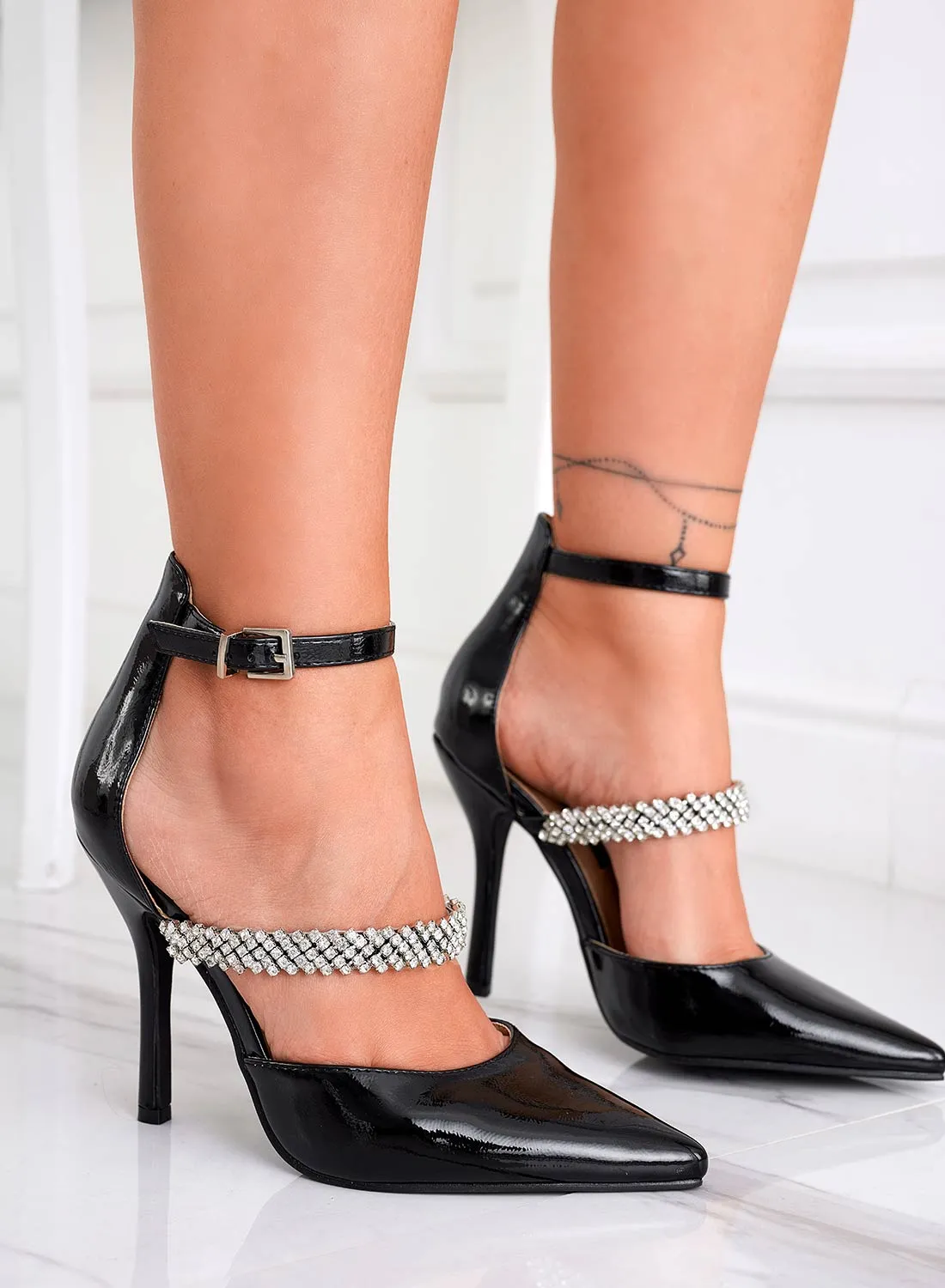 DORIE - Decolletè Alexoo nere in vernice con fascia in strass