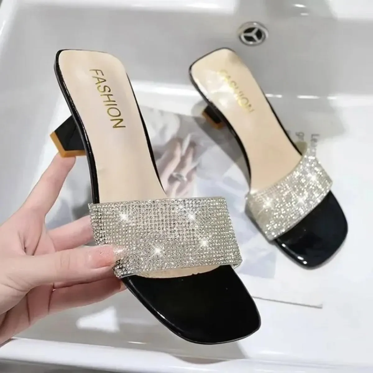 Nuovi sandali con diamanti luminosi Open Toe Tacchi alti Pantofole da donna Sandalia Feminina Scarpe eleganti da festa Sandali D