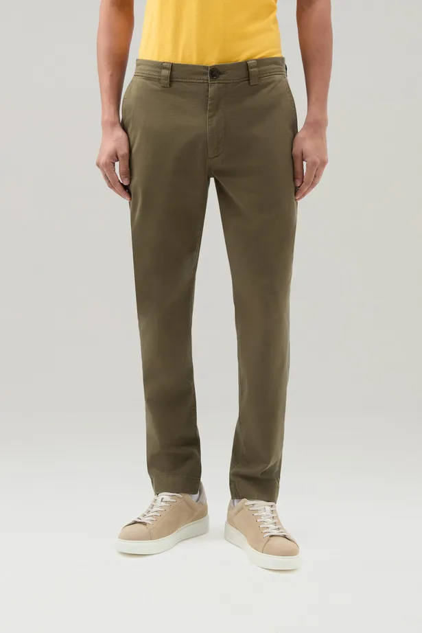Pantaloni chino tinti in capo in cotone elasticizzato                                                                           