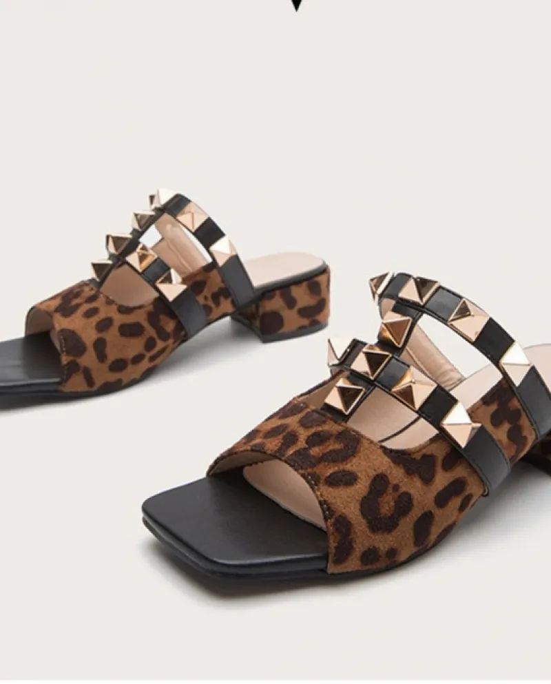 Pantofole con tacco quadrato in pelle scamosciata leopardata Scava fuori con decorazione in metallo Sandali con punta aperta con