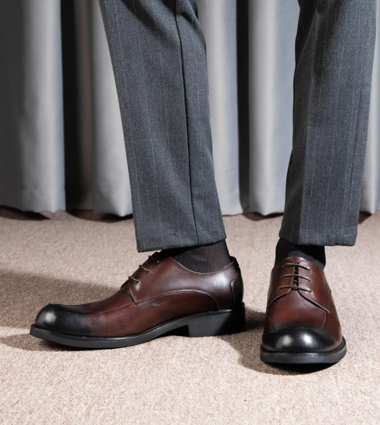 Scarpe eleganti da uomo di lusso italiano Designer fatto a mano in vera pelle Punta tonda nera Nuovo stile Maschile Business Wed